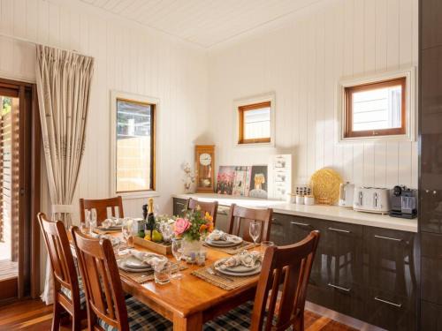 Coorparoo House | Convenient 5BR Queenslander in Coorparoo, Close to CBD