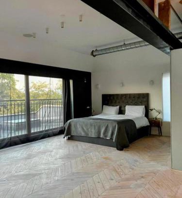 Winchmore Hill House | Inviting 7-Bed House in London - Family & Pet Friendly