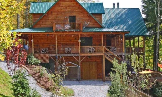 Maggie Valley Cabin | Inviting 7 Bedroom Log Cabin for Reunions & Weddings
