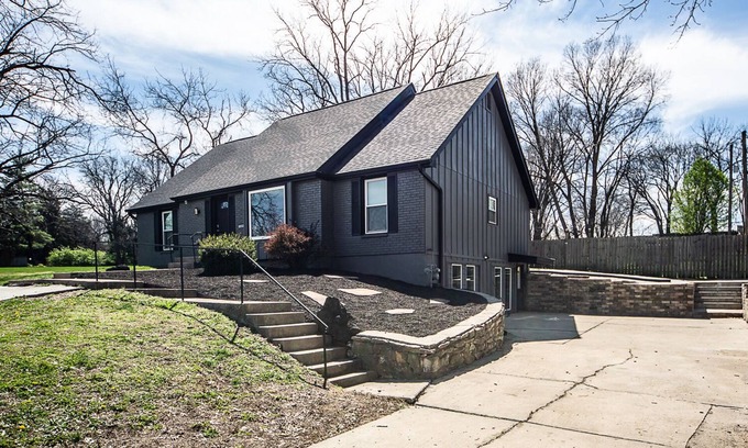 Waldron House | Spacious 7 Bedroom Retreat with Pool Table & Lake Views