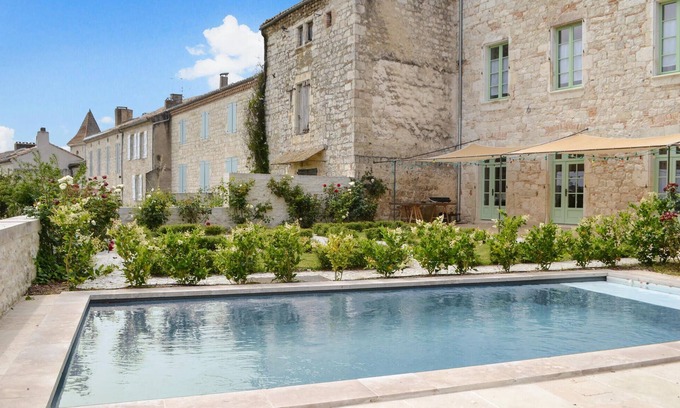Lauzerte House | Ideal 7-Bedroom Getaway in Lauzerte with Pool & Spa