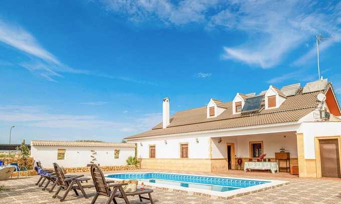 Lucena House | Elegant Vacation Home with Pool & Spa near Lucena