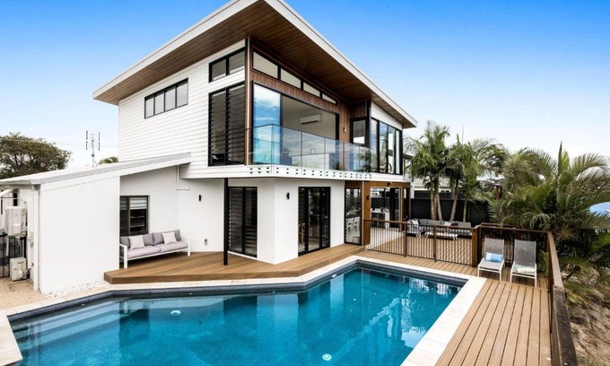 Mooloolaba House | Beautiful 7 Bedroom Home on Mooloolaba Canal with Pool