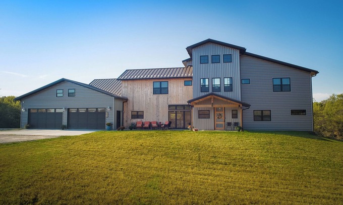 Weston House | The Retreat: 7 Bedroom Haven with Hoops and Movies!