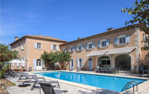 Apt House | Spacious 7-Bedroom Home in Apt with Pool & Pet-Friendly