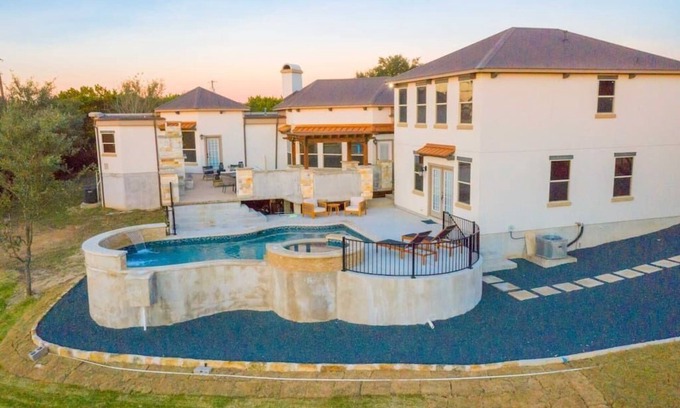 Austin House | Spacious 7 Bedroom Retreat with Pool & Hot Tub Awaits