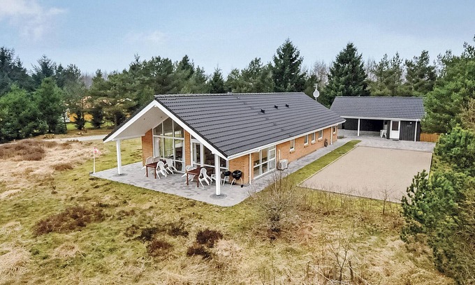 Skovgaarde House | Cozy Cottage Retreat with Massage Tub in Scenic Surroundings