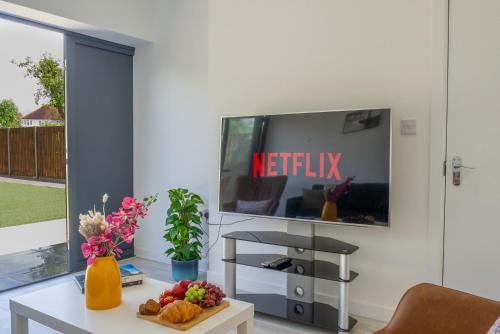 Harrow Apartment | 7 Bedrooms Comfortable Stay, 3 Min Drive from The Great Barn Harrow, Perfect for Wedding Guests with 2 Parking
