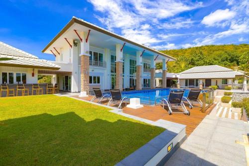 Hua Hin Villa | Beautiful 7 Bedrooms Mansion on the Golf Course!