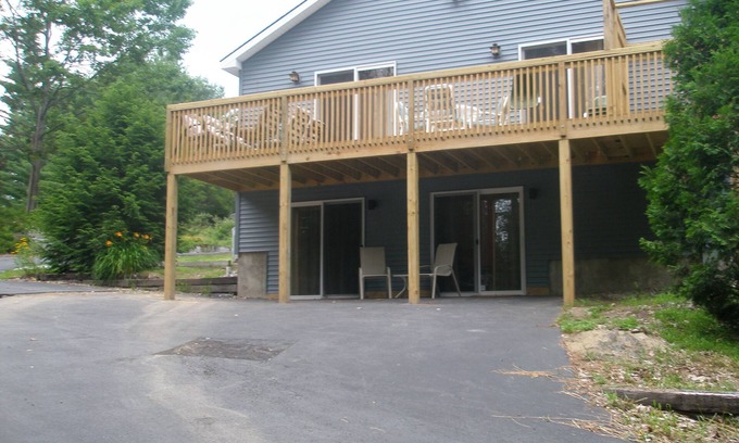 Corinth House | Spacious 7 BR House with Lake View and Pool Access