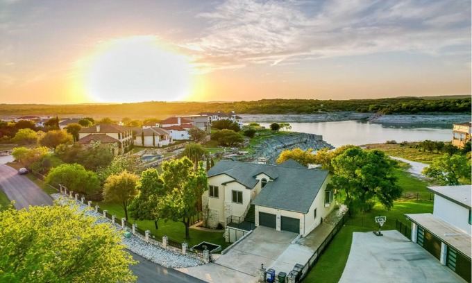 Highland Lake Estates House | Impressive Lakefront Estate with Kayaks & Spa for Families
