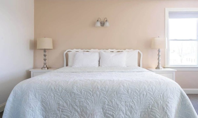 Newport East Hotel | Experience Comfort at Rheas Room 7 with Spa & Breakfast