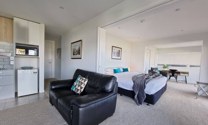 Castor Bay Apartment | Unforgettable Castor Bay 1 Bedroom with Ocean Views & SkyTV