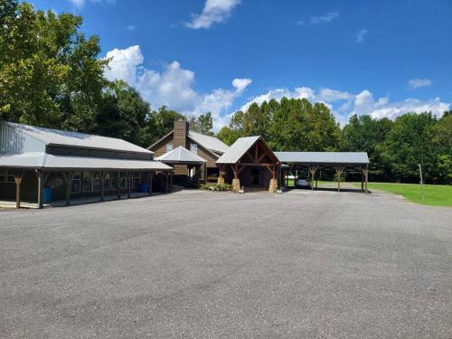 Guntersville Ski Chalet | Delightful Creekfront Lodge - Pet and Child Friendly Retreat