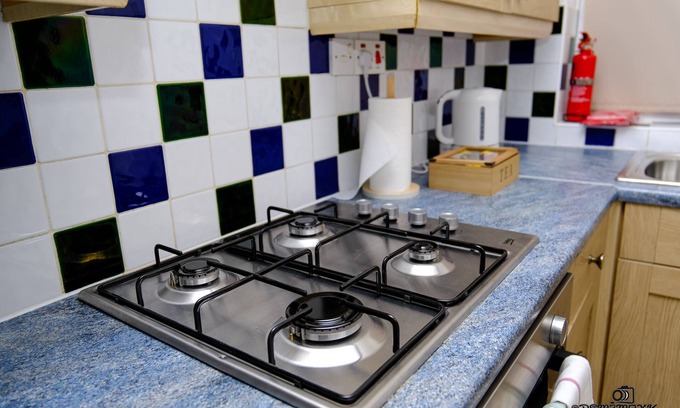 Walsall House | Comfortable Home with Private Parking for Families