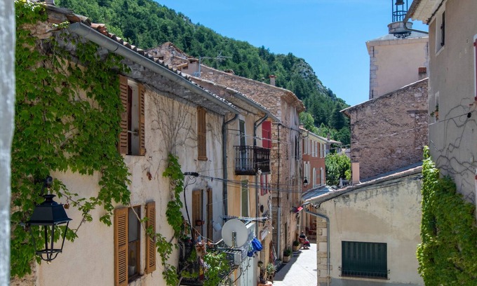 Aiguines Apartment | Inviting 7 Horloge Studio with Village Views & Breakfast