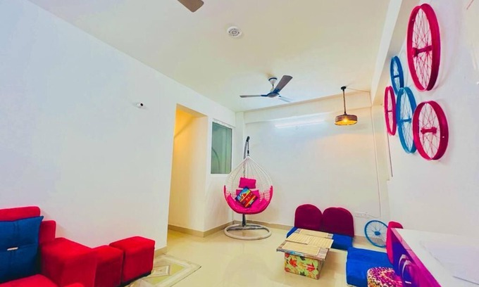 Varanasi Apartment | Experience 7 Kiwi's Elegant Stay with Family-Friendly Amenities