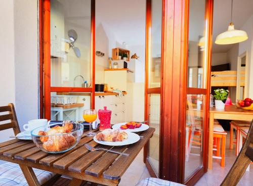 Acquaseria Apartment | Cozy 7 Lake Sweet Home: Oceanfront & Child-Friendly Stay