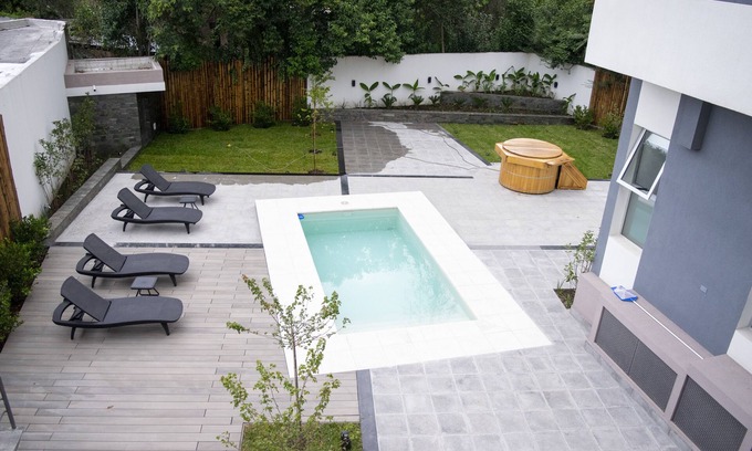Villa San Lorenzo Bed & Breakfast | Relax at 7 Lunas de San Lorenzo with Pool & Spa Amenities