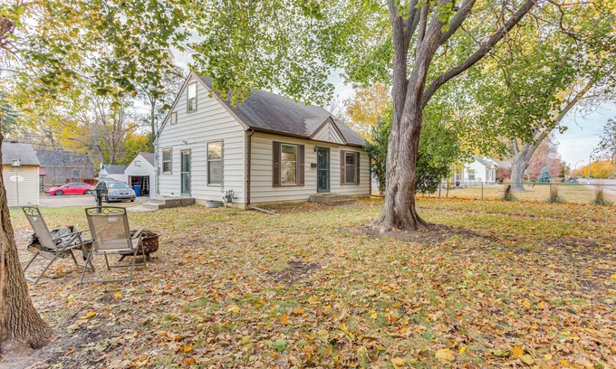 Richfield House | 7 Mi to Downtown Minneapolis: Home w/Fire Pit!