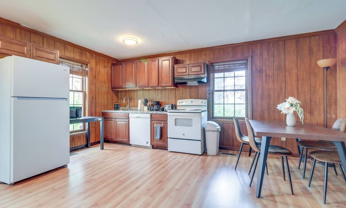 Bedford Apartment | 7 Mi to Downtown Toledo: Pet-friendly Apartment