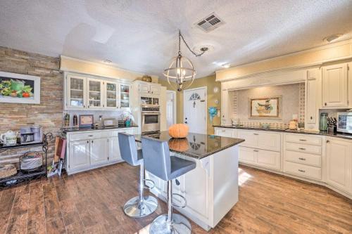 Rogers Villa | Rogers Villa with Pond - Pet & Child Friendly Retreat