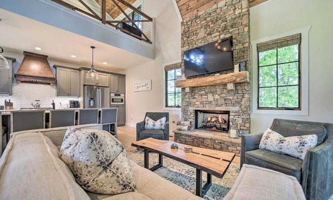Glenville House | Cozy Glenville Resort Retreat with Fireplace & Pet-Friendly