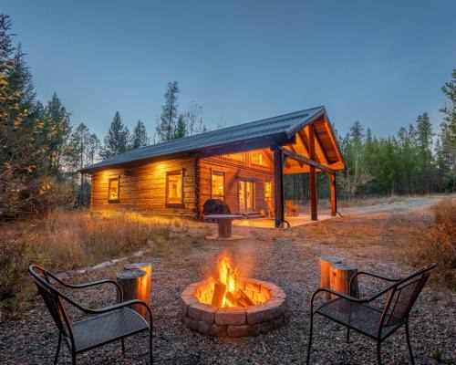 Coram House | Cozy Frontier Cabin: 7 Min to Glacier with Fire Pit
