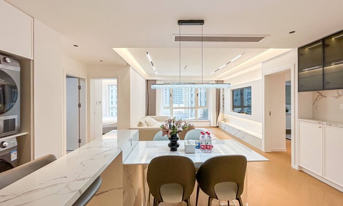 Downtown Shanghai Apartment | 7-min walk from Yuyuan Garden