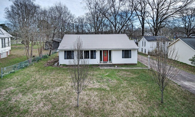 Flora House | Convenient Access to Providence Farm & MS Blues Trail