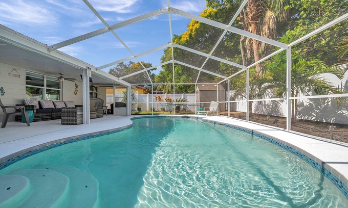 Anona House | Relaxing Retreat: 7-Minutes to Beach with Heated Pool