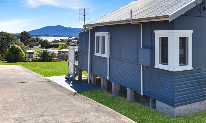 Bermagui House | Cozy Murunna Cottage with Oceanfront Views & Pool