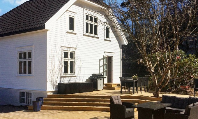 Hovag House | Perfect 7-Person Holiday Home with Oceanfront Views