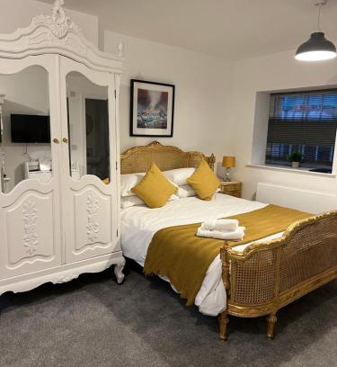 Worksop Apartment | Family-Friendly 7 Plants Yard: Perfect for Your Getaway