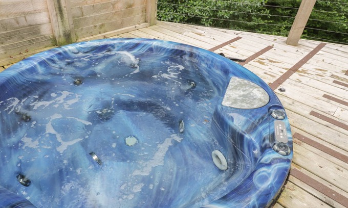 Looe Cottage | Pet-Friendly Retreat at 7 Streamside with Spa & Breakfast