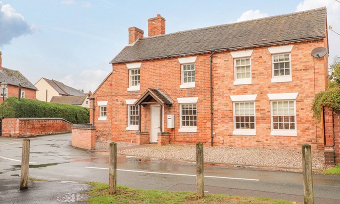 Lichfield Cottage | Pet-Friendly 7 THE GREEN in Whittington, Rated 10/10