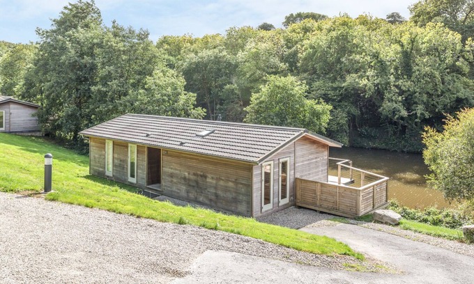 Looe Cottage | Pet-Friendly 7 Water's Edge with Hot Tub & Spa in Lanreath