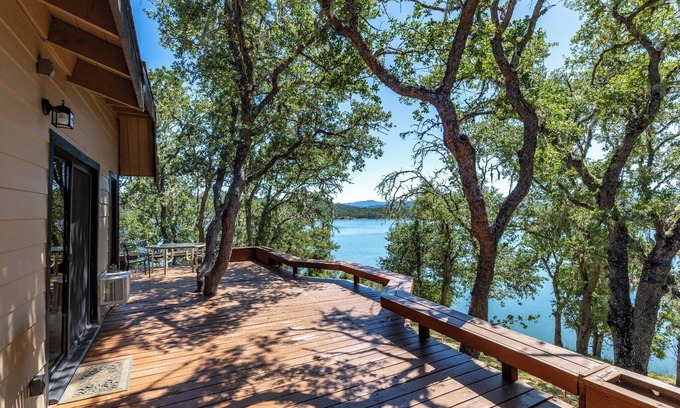 Bradley Cabin | Discover Woodpecker House: Private Peninsula with Dock