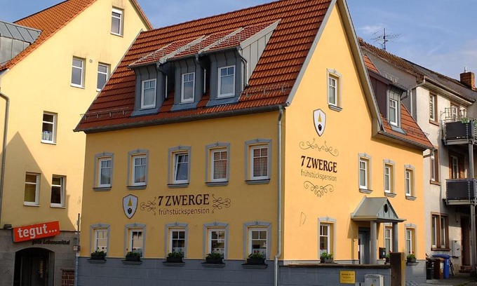 Lohr am Main House | Family-Friendly 7 Zwerge Übernachtungspension Awaits You
