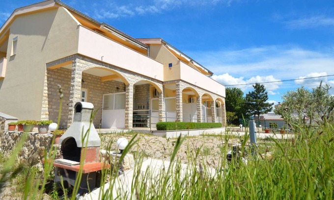 Maslenica Apartment | Spacious 2-Bedroom Apartment with Kitchen for 4 Guests