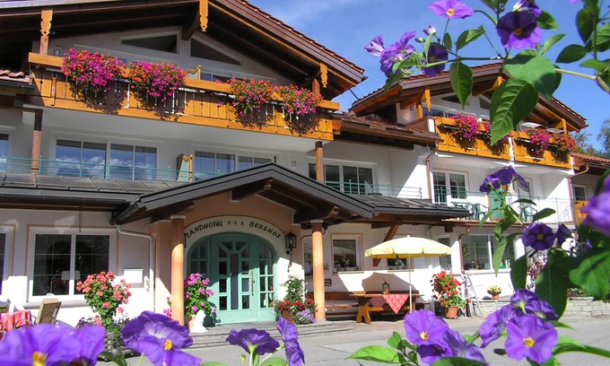 Unterjoch Hotel | Spacious 2-Bedroom Family Retreat with Breakfast Included