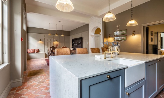 York House | Stylish 70 Walmgate: Family-Friendly Stay for 11 Guests