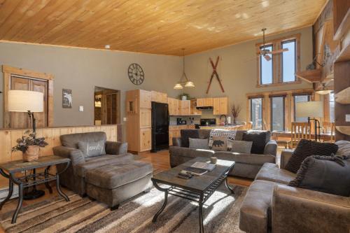 Fraser House | Pet-Friendly Escape at 701B Quail - A Family Retreat
