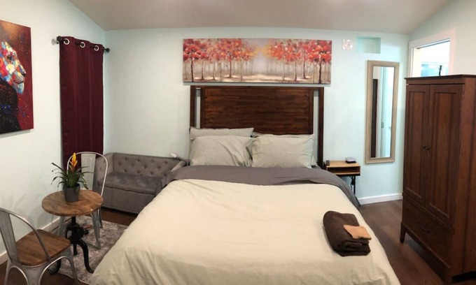 Rodeo House | Cozy Mini Studio with Kitchen Near Rodeo Events