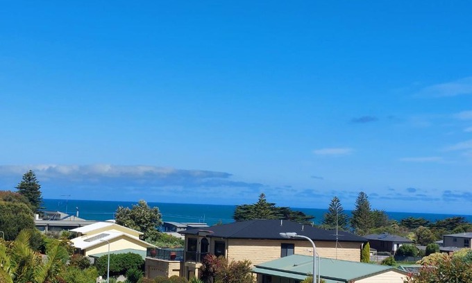 Apollo Bay House | Relaxing Retreat: 714 Train to the Beach with Ocean Views