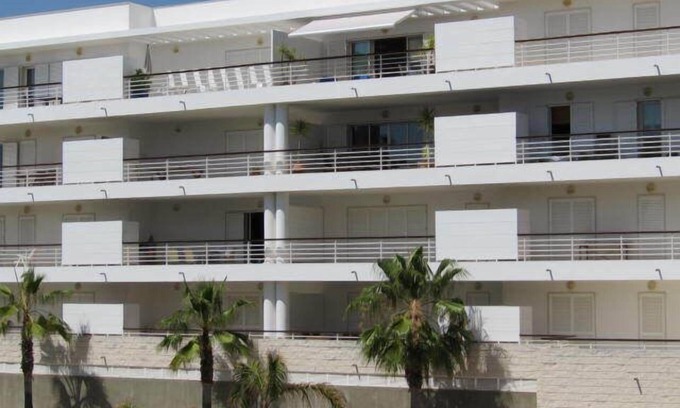 Telheiro Apartment | Elegant Lagos Marina Apartment with Pool & Ocean Views