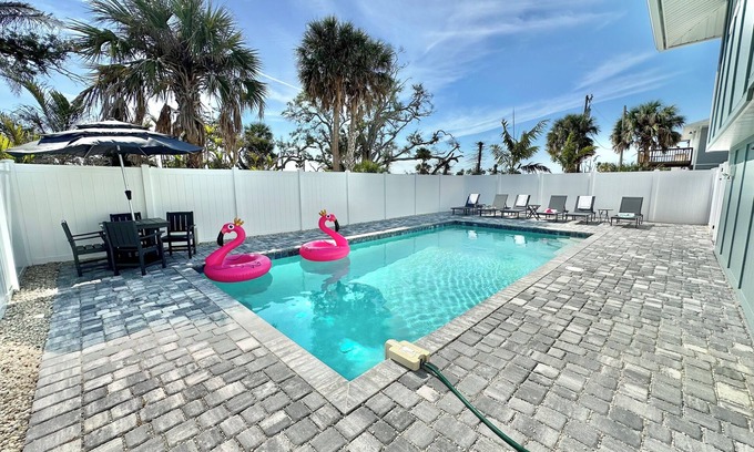 Fort Myers Beach Apartment | Relaxing Retreat at Lover's Ln: Pet-Friendly & Near Beach