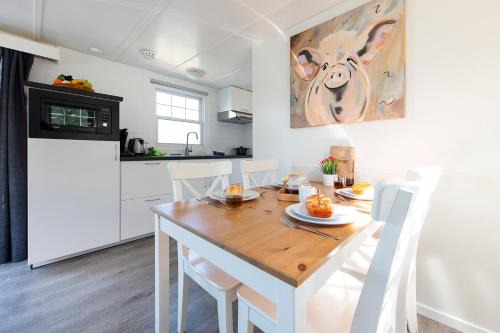 Oisterwijk Ski Chalet | Tranquil Retreat at 73 Ponds - Cycling Paradise for Families