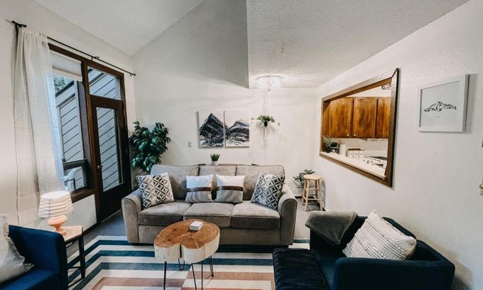 Glacier Apartment | Cozy Home with Pool & WiFi - Perfect for Families of 6