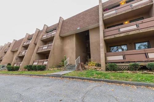 East Ridge House | Budget-Friendly Motel with Kitchen & Pet-Friendly Amenities